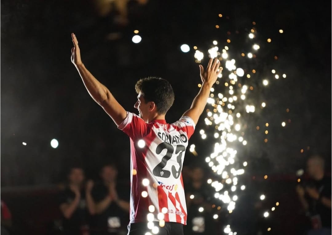 César de la Hoz con la camiseta de Soriano en la fiesta del ascenso.