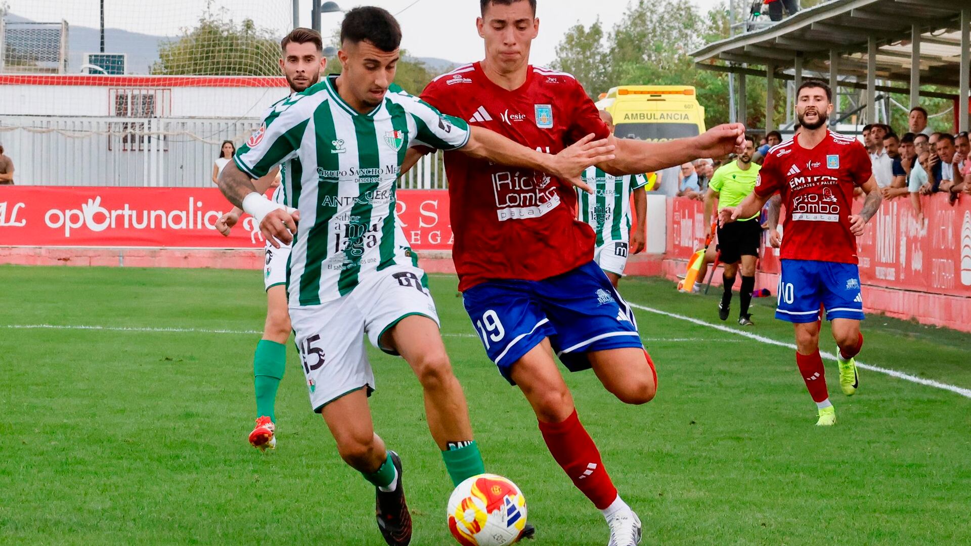 Raúl Giménez disputa un balón con Armero en el Tarazona - Antequera