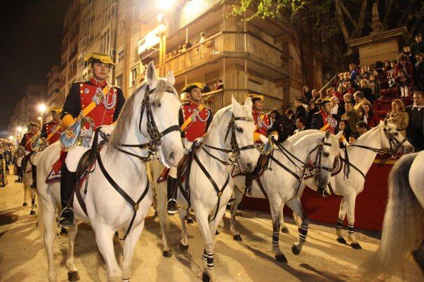 El Escuadrón de Caballería de la Guardia Civil retoma su participación en las procesiones de España escoltando en Lorca a la Virgen de los Dolores.