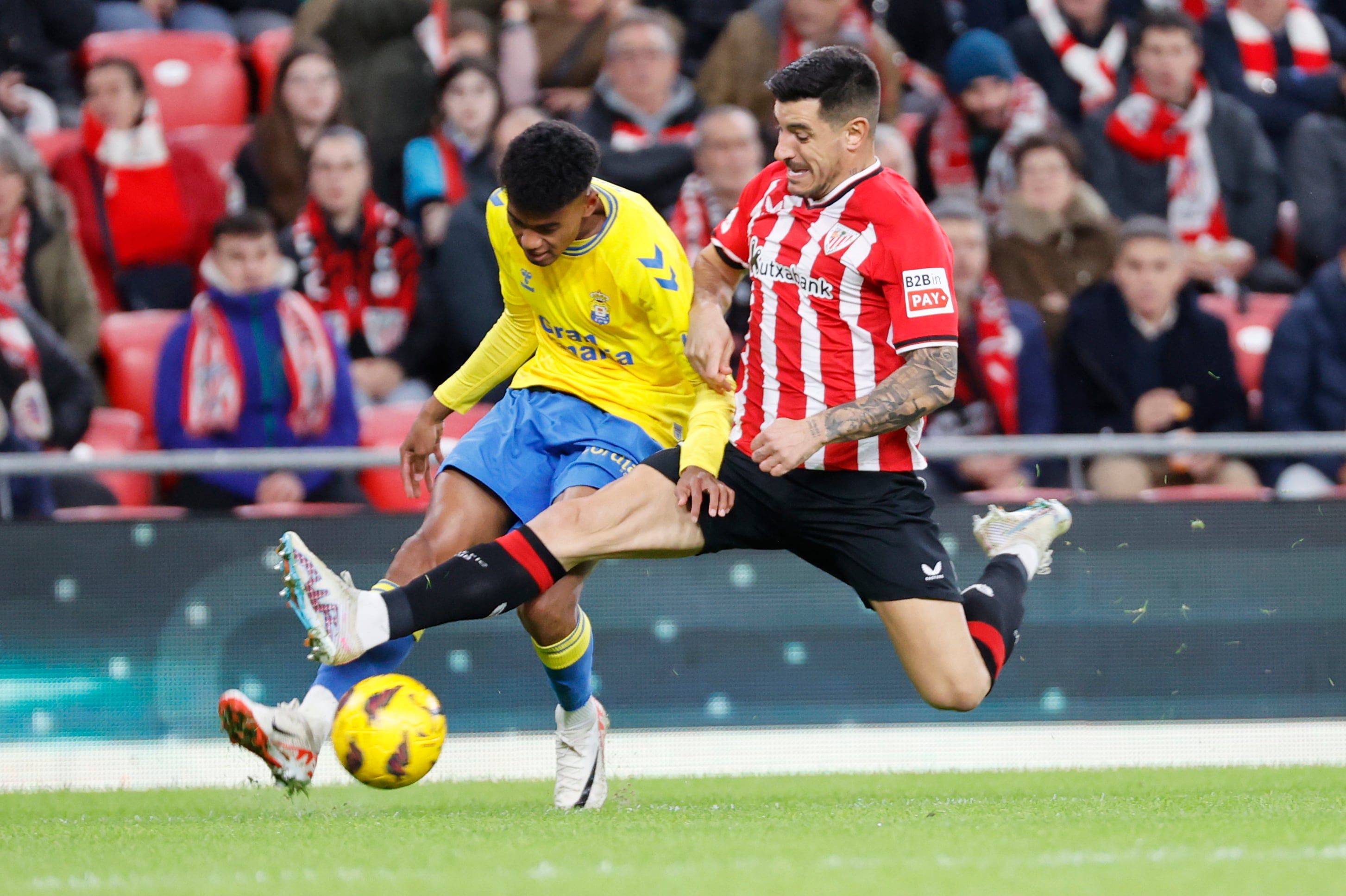 BILBAO, 20/12/2023.- El defensa del Athletic Yuri Berchiche (d) trata de impedir el centro de Marvin Park (i), centrocampista de Las Palmas, durante el encuentro de la jornada 18 de LaLiga entre Athletic Club de Bilbao y UD Las Palmas, este miércoles en el estadio de San Mamés, en Bilbao. EFE/ Luis Tejido
