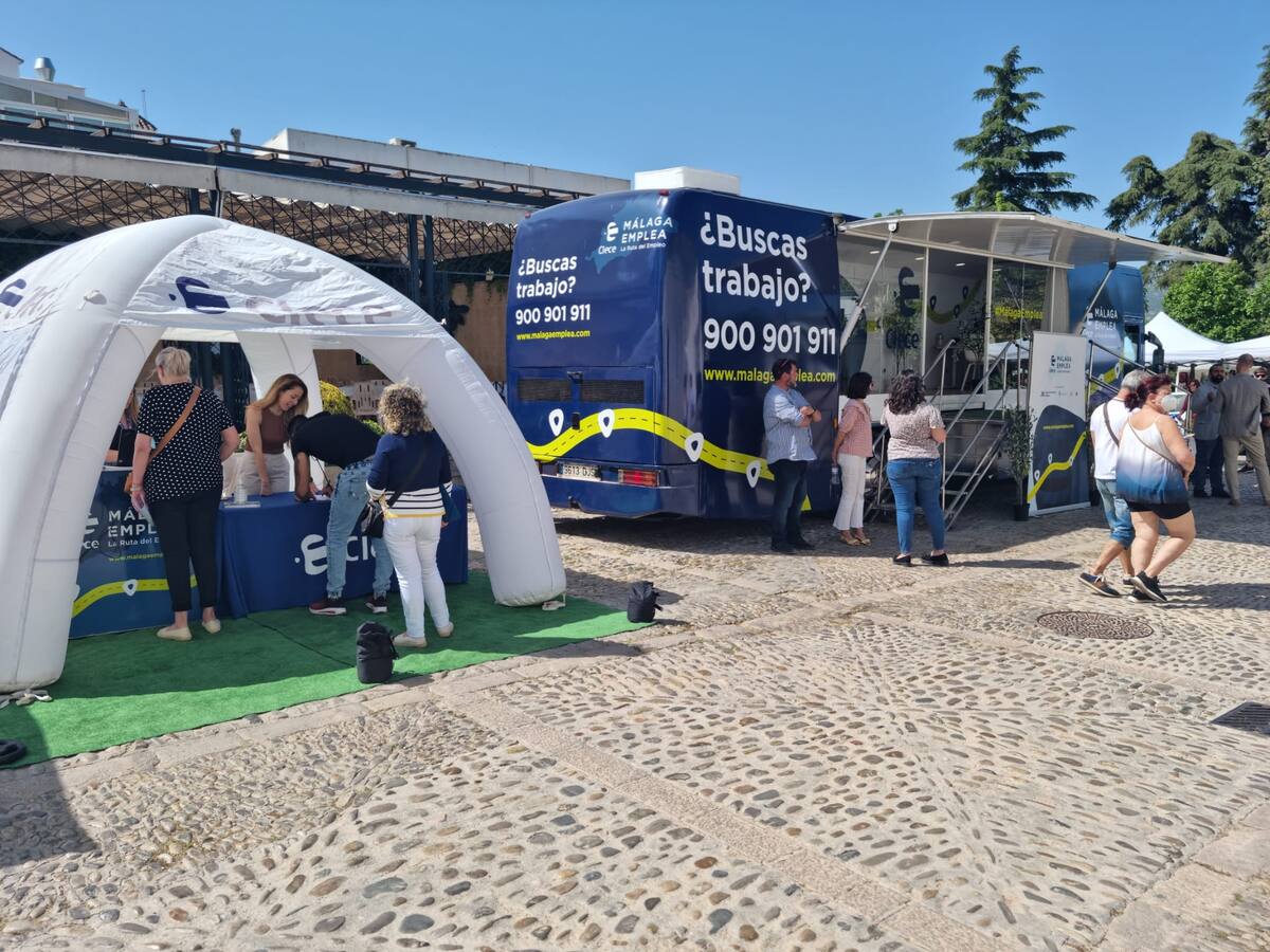 El autobús que busca 500 personas para trabajar en la empresa Clece hace parada en Ronda este miércoles
