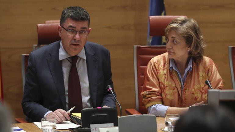 El presidente de Les Corts Valencianes, Enric Morera, declara ante la Comisión de investigación de la financiación de los partidos políticos del Senado, donde el PP le interroga sobre las finanzas del Bloc, partido que preside. En la imagen Morera junto a