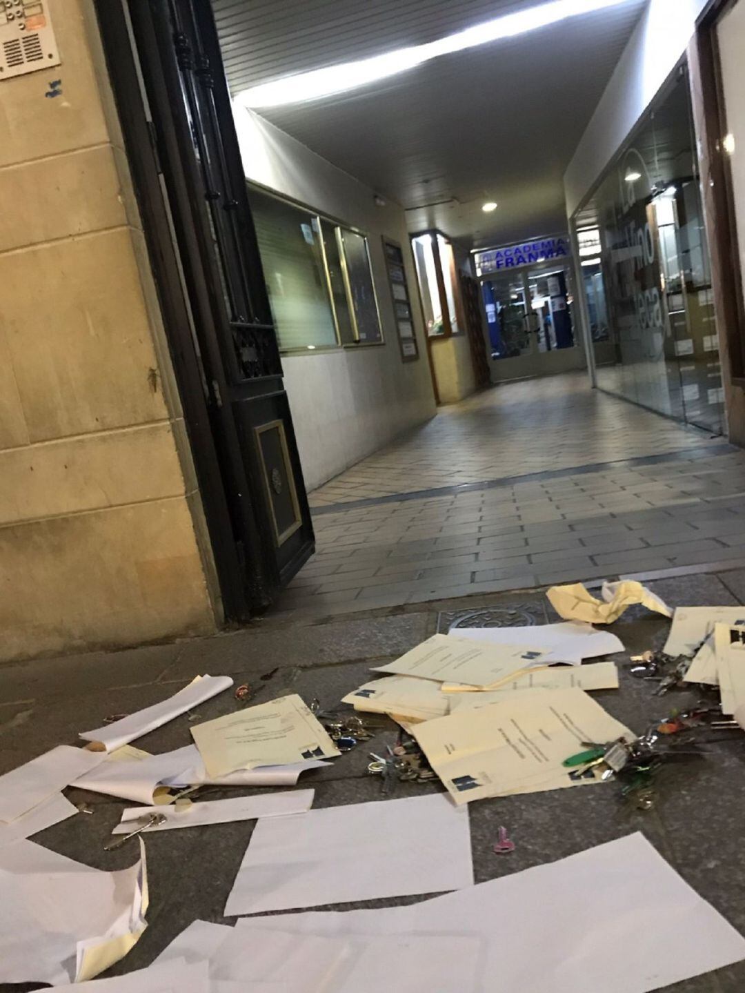 Hosteleros dejan las llaves y escrituras de sus negocios ante la sede del PP en Palencia