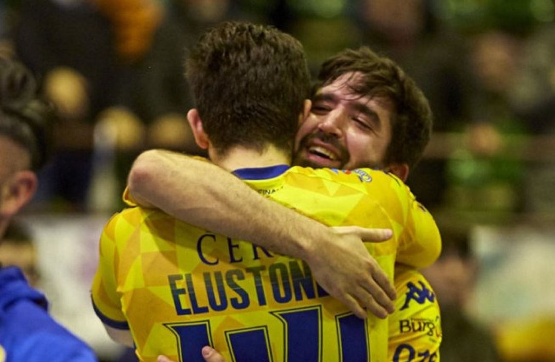 El extremo ribereño, Rodrigo del Val, se abraza a Julen Elustondo tras un encuentro esta temporada.