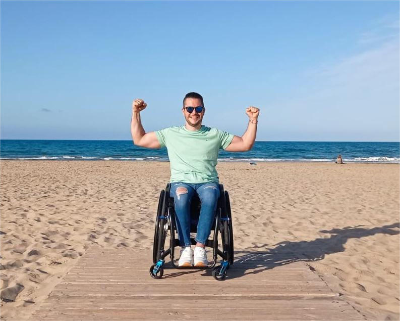 Jacobo Barchín, fotografiado con su silla de ruedas en una playa de Alicante