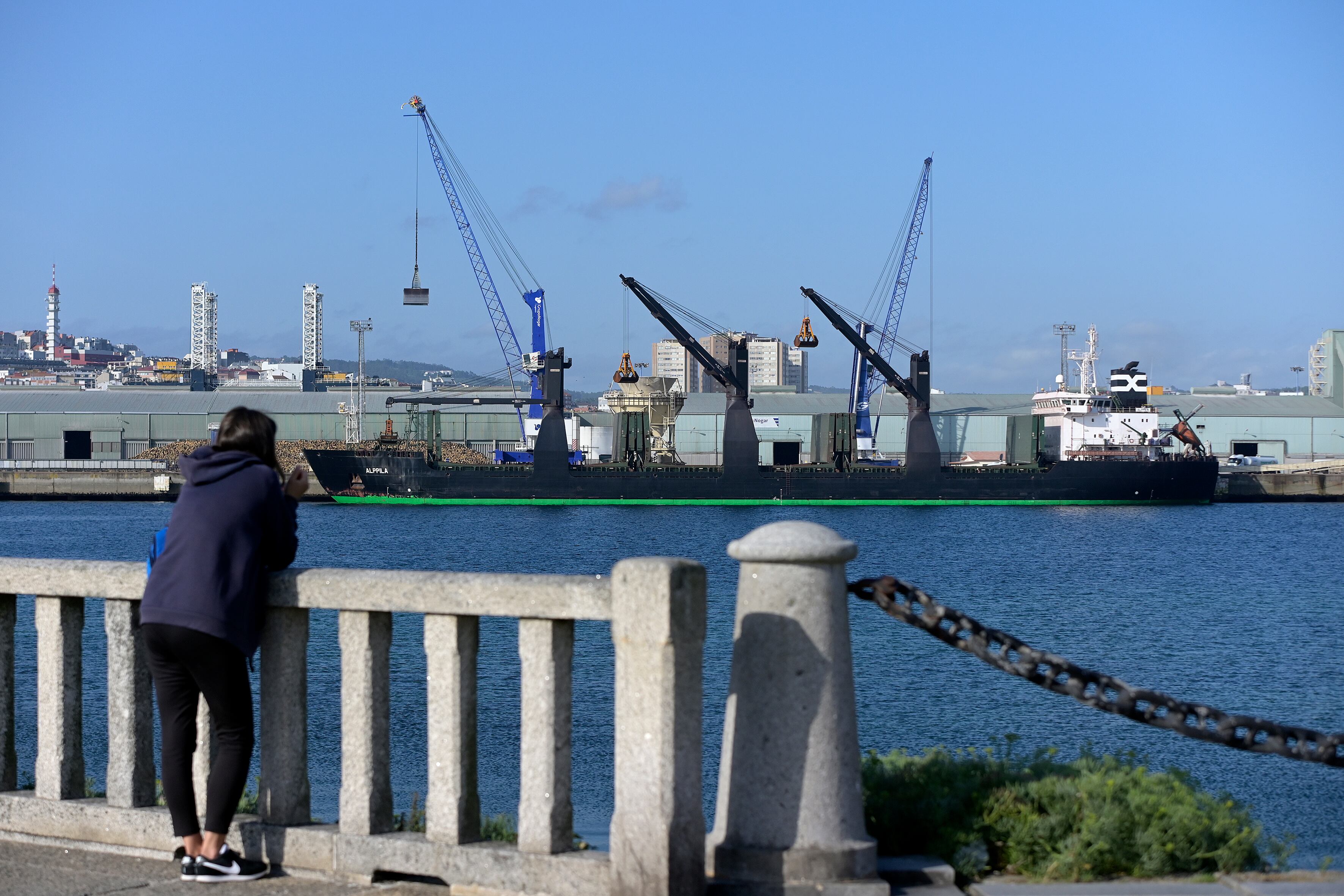 A CORUÑA, 13/06/2022.- El mercante finlandés Alppila atracado en el puerto de A Coruña en proceso de descarga de 18.000 toneladas de maíz ucraniano. EFE/Moncho Puentes
