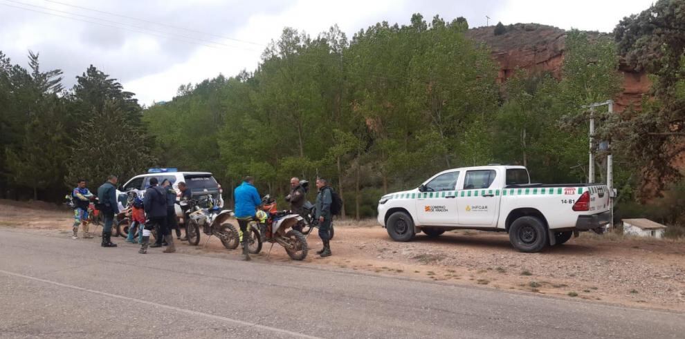 Miembros de la Guardia Civil atendiendo a motoristas por el monte