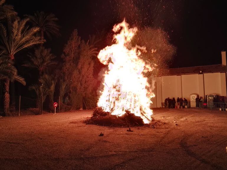 Un instante de la quema de la hoguera de San Antón