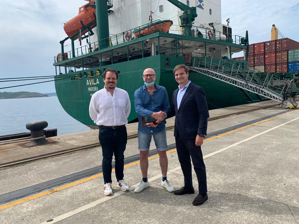 Jesús Casás, director del Puerto, recibió al buque