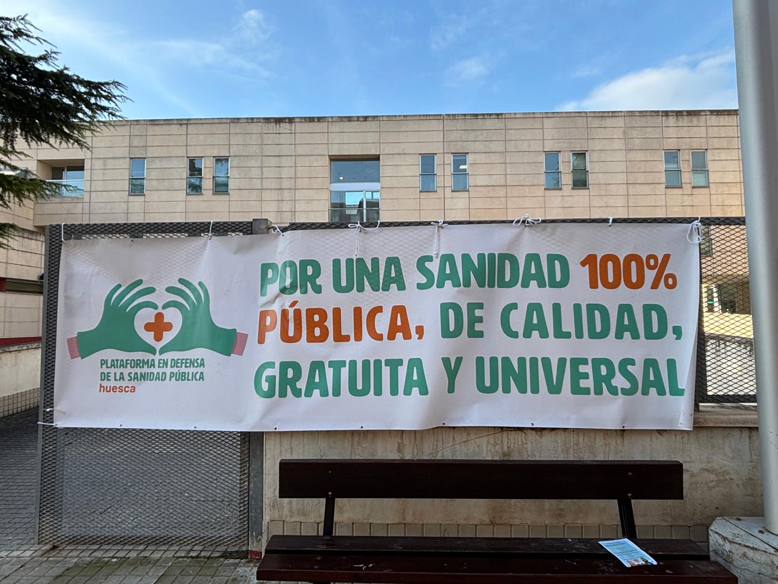 Pancarta reivindicativa a las puertas del Centro de Salud Pirineos