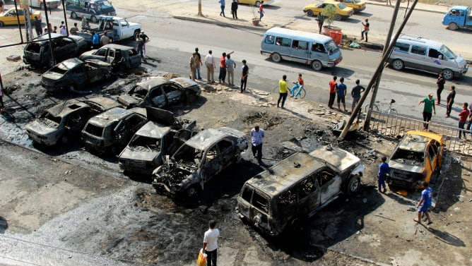 Imagen de los coches calcinados en el lugar del ataque en el que han fallecido al menos 30 personas