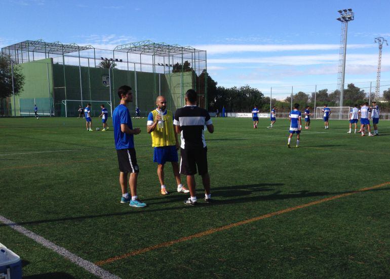 Chechu, jugador del Hércules CF, en el entrenamiento junto al preparador físico