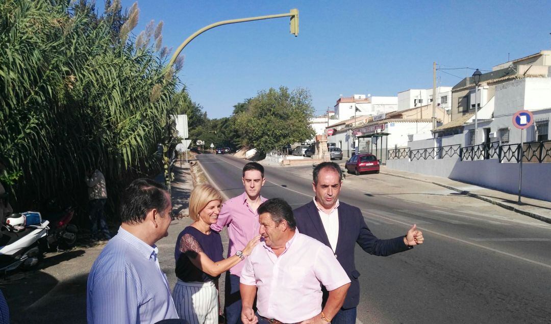 Los populares Antonio Saldaña, Jaime Espinar, María José García Pelayo y Antonio Sanz durante una visita a Los Albarizones