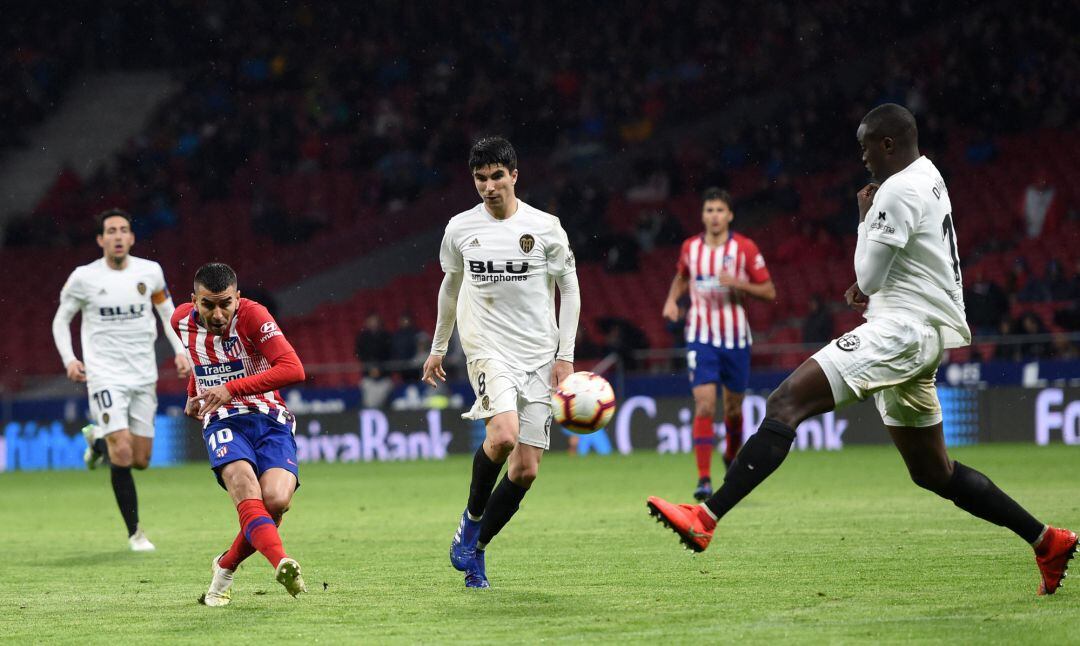 MADRID, SPAIN - APRIL 24:  Angel Correa of Atletico Madrid scores his team's third goal during the La Liga match between Club Atletico de Madrid and Valencia CF at Wanda Metropolitano on April 24, 2019 in Madrid, Spain. (Photo by Denis Doyle, Getty Images)