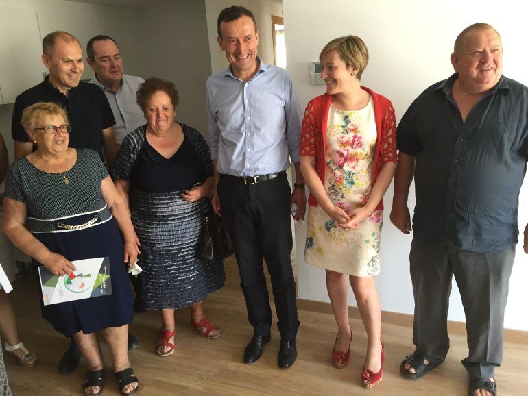 La consellera de Vivienda y el alcalde en una vivienda de San Antón
