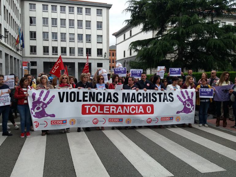 Los delegados de UGT y CCOO han desplegado una pancarta reivindicativa ante la sede de la delegación del Gobierno en la Plaza de España.