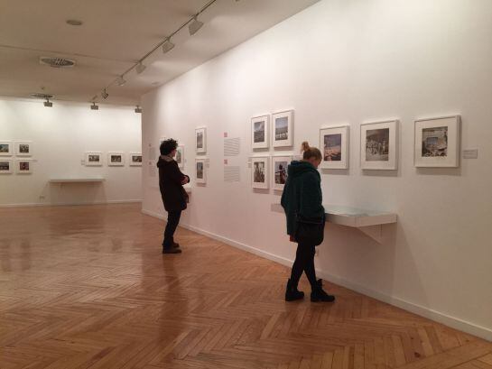 Visitantes en la exposición sobre Capa del Círculo de Bellas Artes