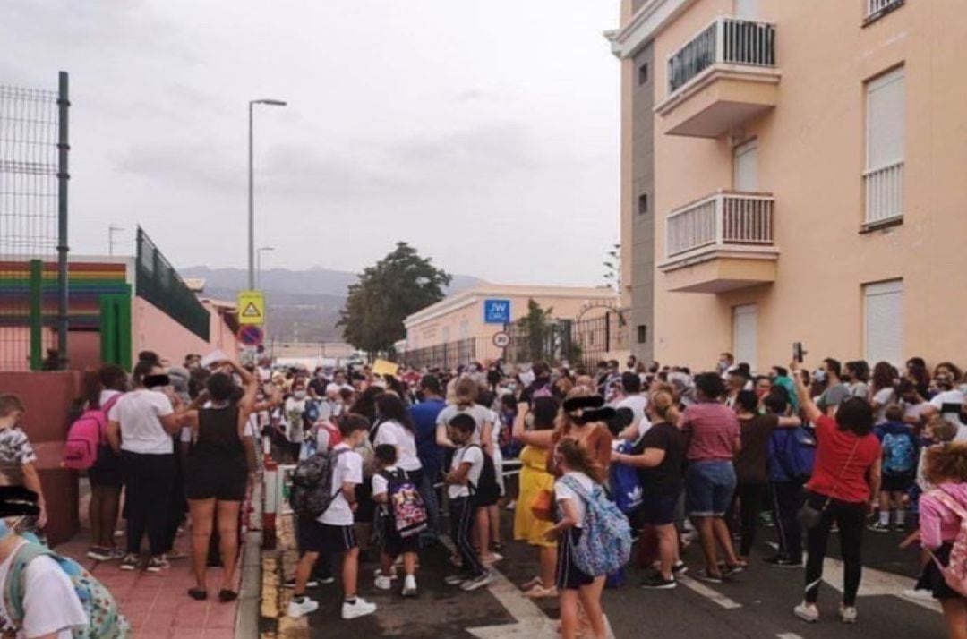 Padres y alumnos a las puertas de un centro escolar en Santa Cruz de Tenerife 