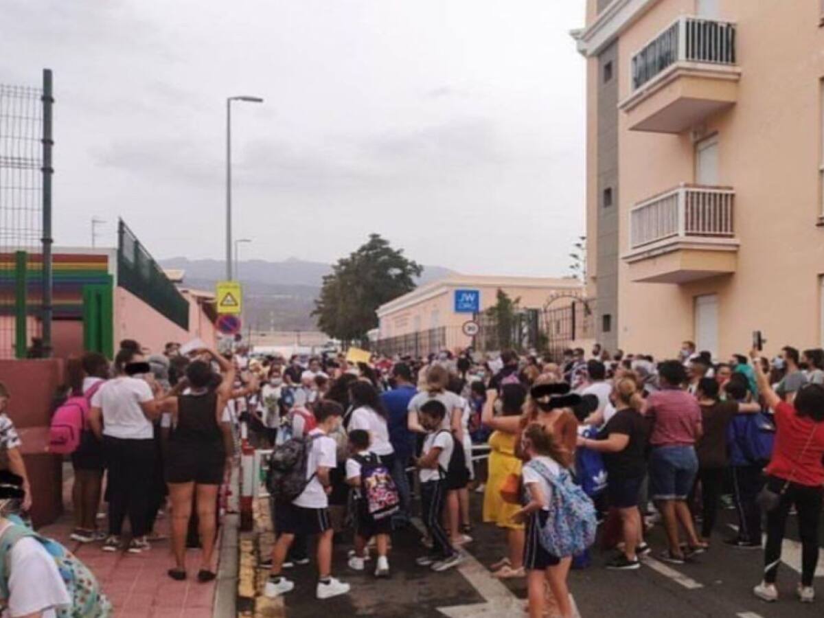 Los centros escolares canarios piden "responsabilidad" a los padres ante las aglomeraciones a las puertas