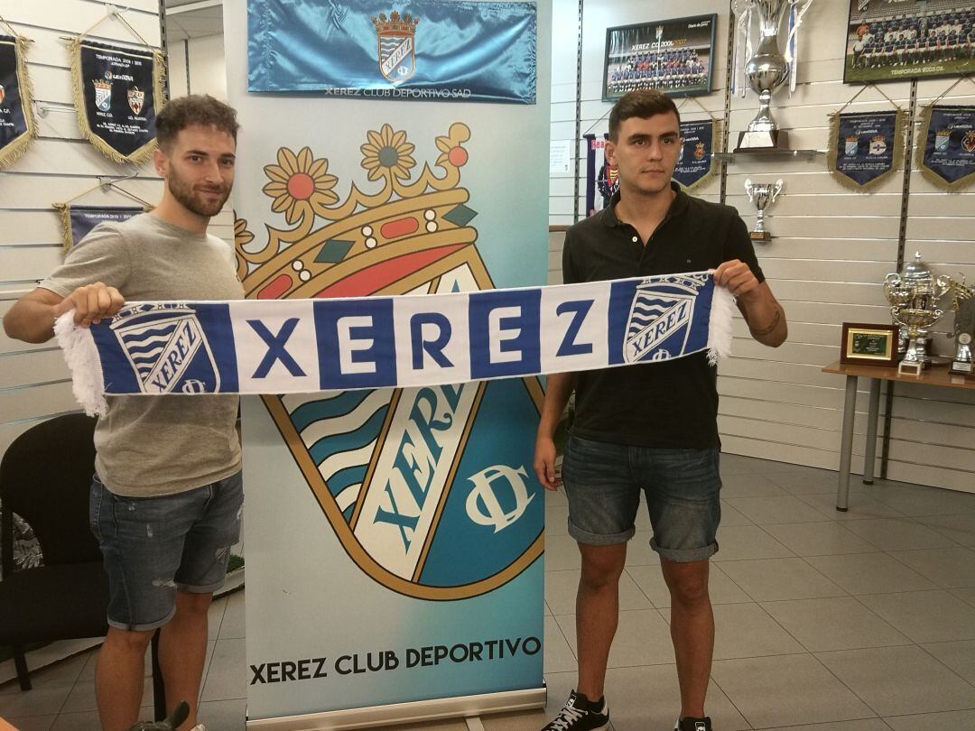 Yeray Jiménez y Edu Brenes posando con la bandera y el escudo del Xerez CD