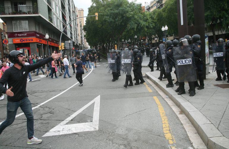 Agentes de la policía nacional forman un cordón policial en el exterior del IES Tarragona