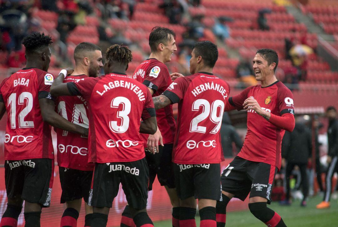 PALMA DE MALLORCA, 19-01-2020. Los jugadores del RCD Mallorca celebran un gol frene al Valencia en la jornada número 20