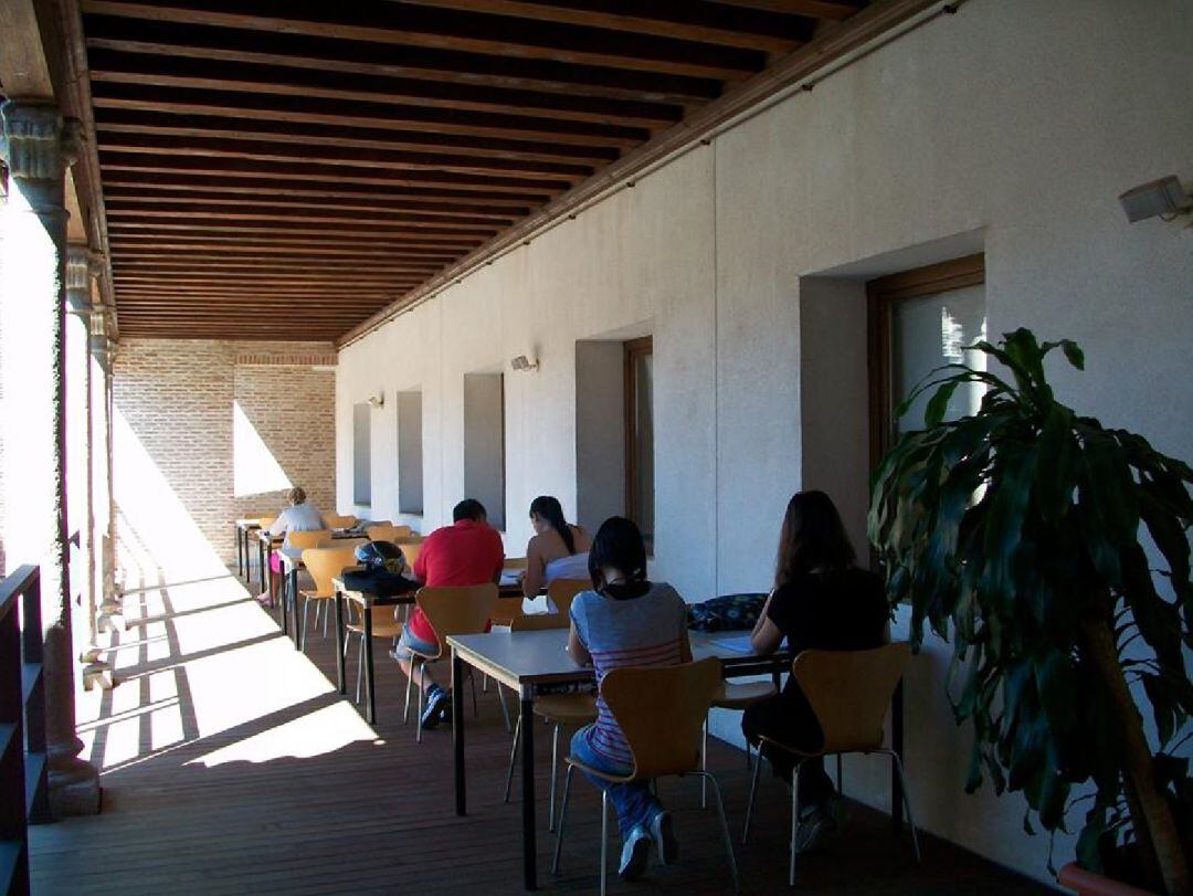 Zona de biblioteca que se habilita en los meses de verano en Medina del Campo