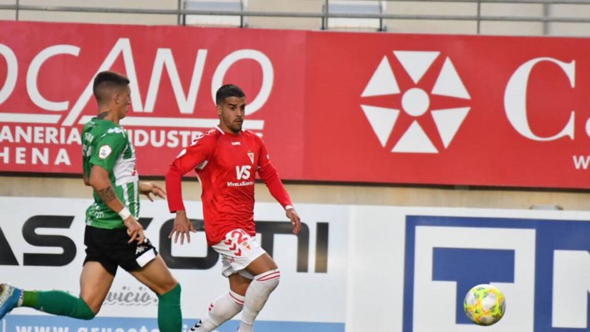 "Los equipos rivales saben que una de las debilidades del Real Murcia es la espalda de los carrileros"