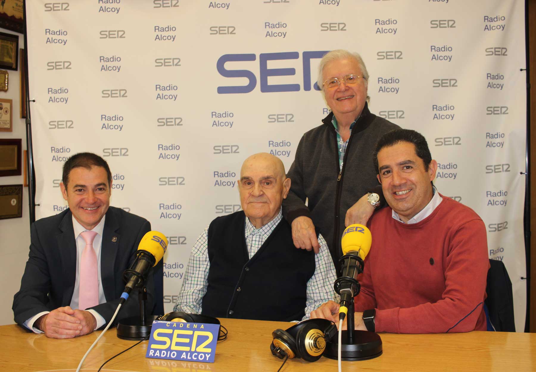 Paco García, Francisco Carchano y Toni Francés, junto a Paco Aznar, en el estudio central de Radio Alcoy
