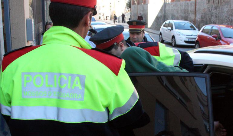 Agents dels Mossos amb el detingut.