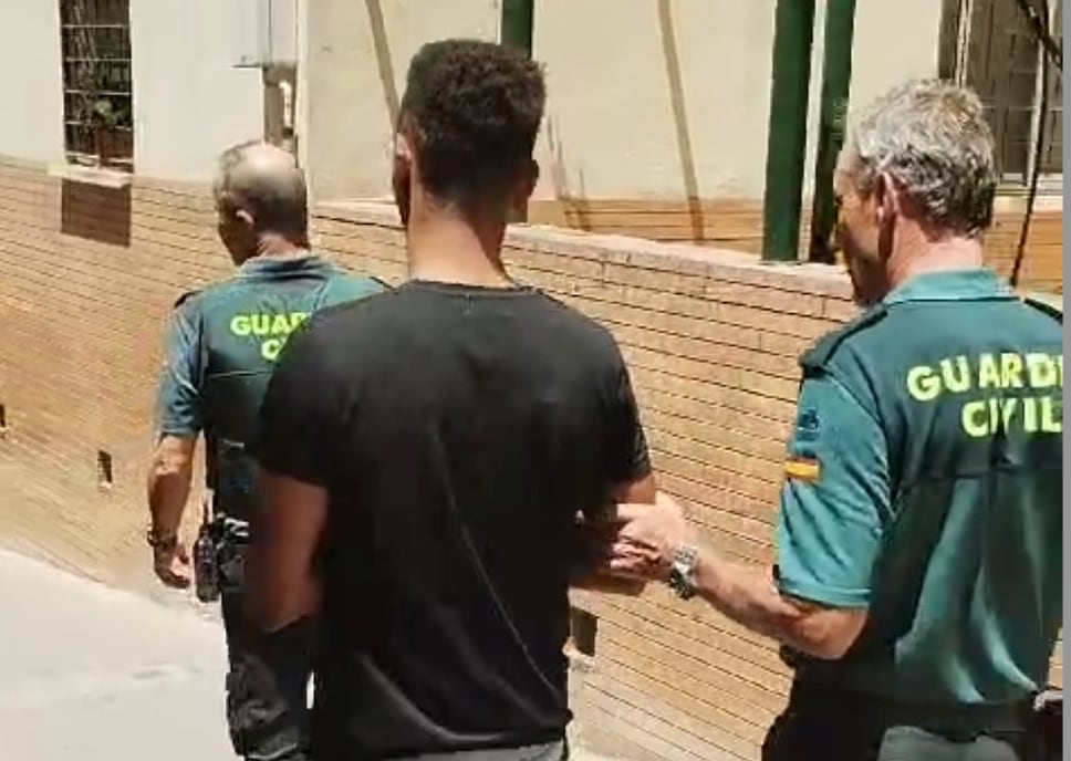 La Guardia Civil junto a uno de los tres detenidos por el intento de asesinato en Pozo Alcón.