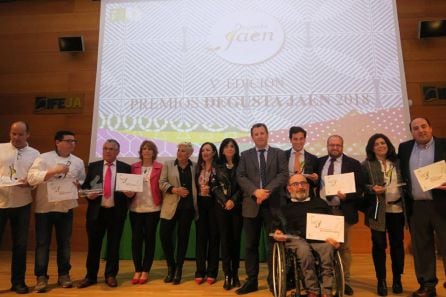 Foto de familia de los premiados en esta edición don los premios Degusta Jaén