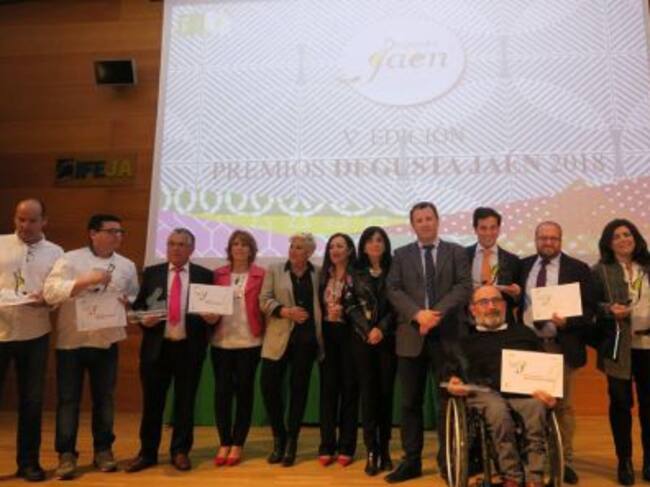 Foto de familia de los premiados en esta edición don los premios Degusta Jaén