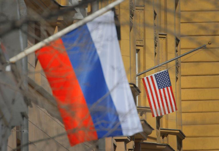 La bandera rusa y la estadounidense ondean en la Embajada estadounidense en Moscú (Rusia)