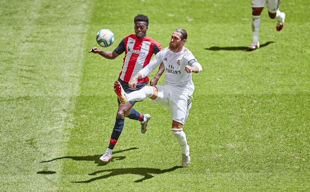 Iñaki Williams y Sergio Ramos, en una jugada durante el partido