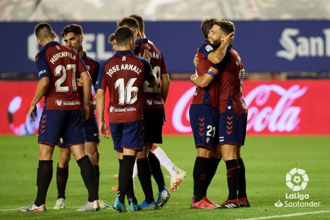 Los jugadores de Osasuna celebran uno de los goles en el Sadar con los que despidieron una temporada de diez