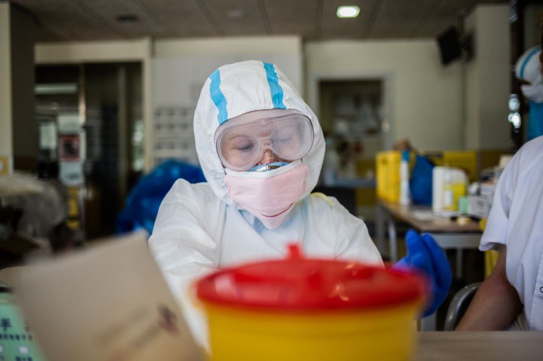 Una voluntaria de la ONG Proactiva Open Arms en la Residencia Geriátrica Redós de Sant Pere de Ribes 