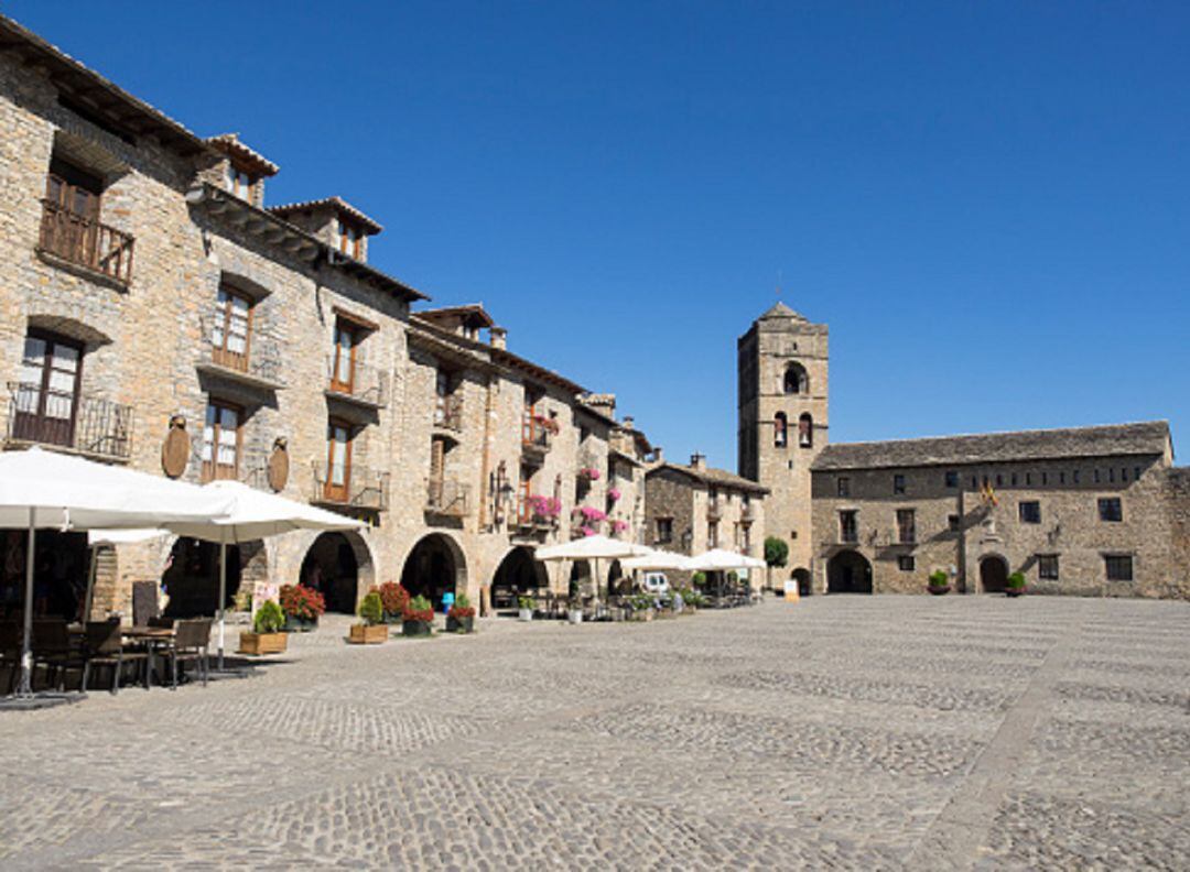 Plaza Mayor de Ainsa, una de las zonas que habla de turismo histórico en agosto
