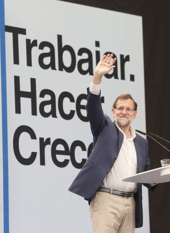 GRA087. ALICANTE, 19/04/2015.- El presidente del Gobierno y del PP, Mariano Rajoy, interviene en el acto de presentación de los candidatos populares a los Ayuntamientos de la provincia de Alicante para las elecciones de 24M. EFE/Morell