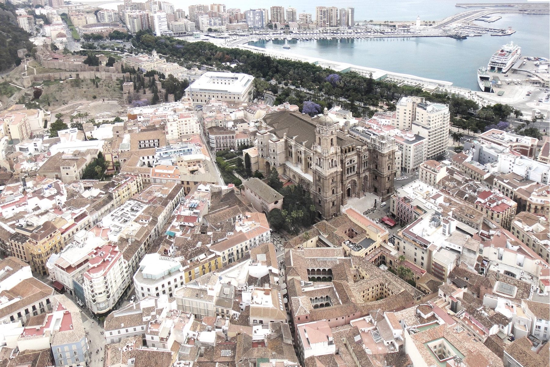 Vista aérea del centro de Málaga con la catedral al fondo