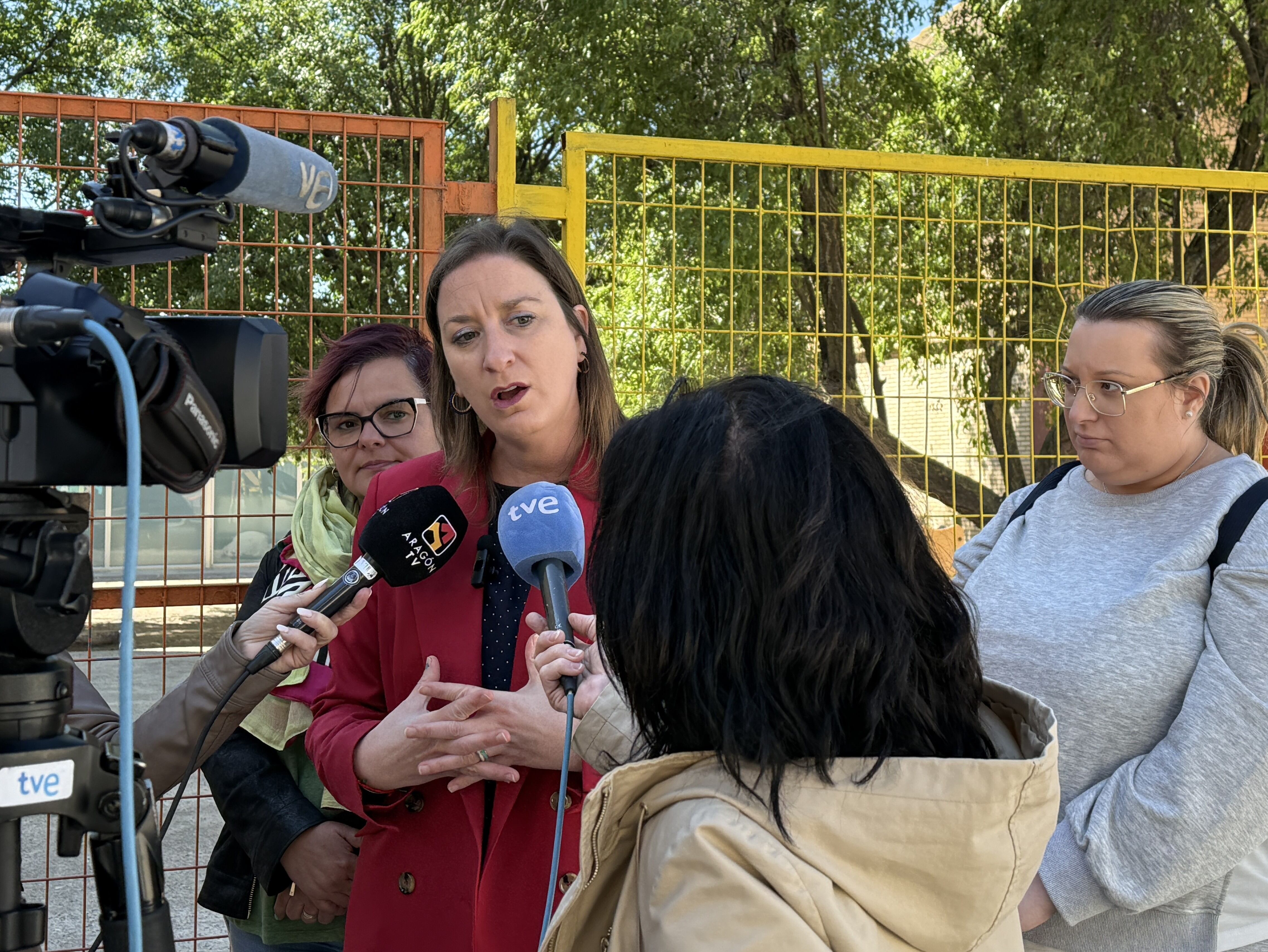 María Rodrigo atiende a los medios de comunicación en Almudévar, hablando de educación rural