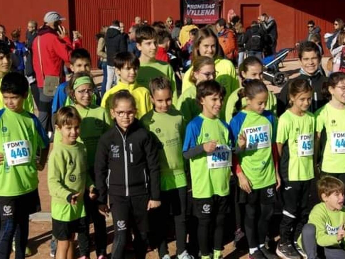 El Club Atletismo Elda exhibe su escuela en Villena