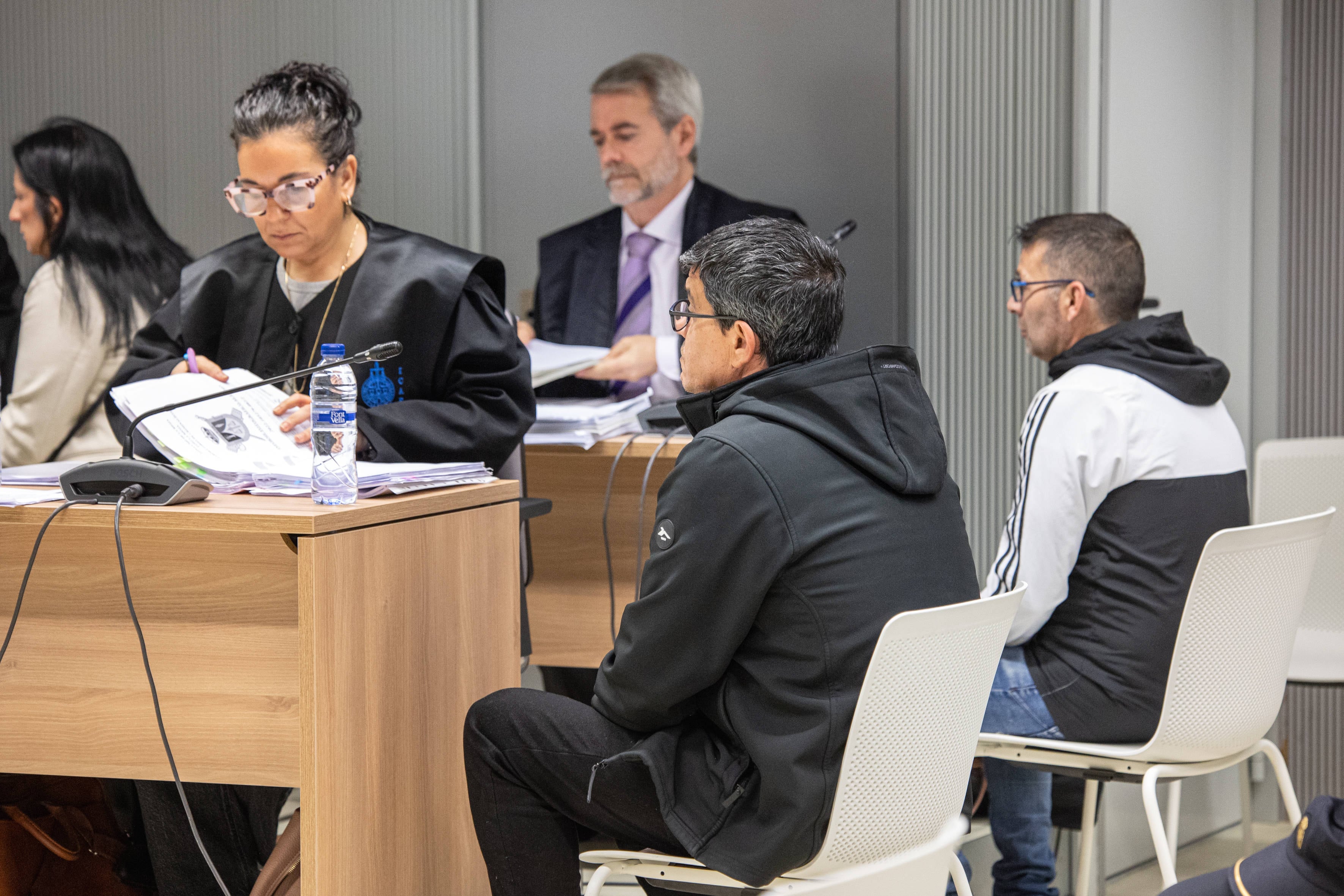 LOGROÑO 15/05/2025.- La Audiencia Provincial de La Rioja celebra la sexta jornada del juicio con jurado por el crimen de Viniegra de Arriba, ocurrido en agosto de 2022, con la declaración de los tres acusados del asesinato de un hombre, este jueves en el Palacio de Justicia. EFE/Raquel Manzanares
