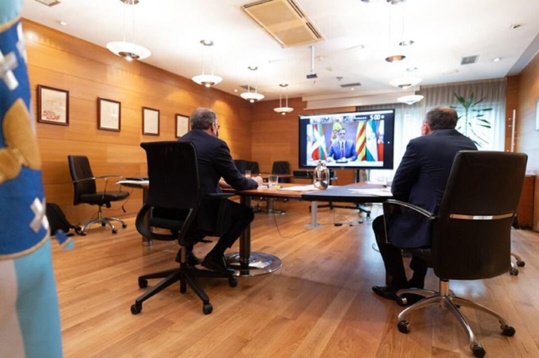 Feijóo siguiendo la Conferencia de Presidentes