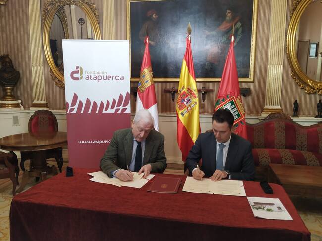 El presidente de la Fundación Atapuerca, Antonio Miguel Méndez Pozo, y el alcalde de Burgos, Daniel de la Rosa.