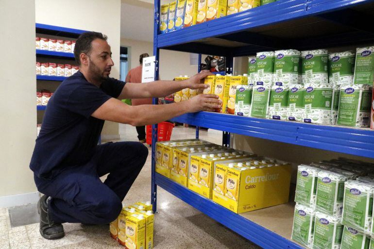 Un treballador del CDA de Girona omplint les lleixes