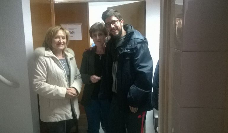 A la izquierda la concejala de Inmigración y Cooperación, Carmen Posada, junto a voluntarios del Aula de la Experiencia y Solidariada de Finsol