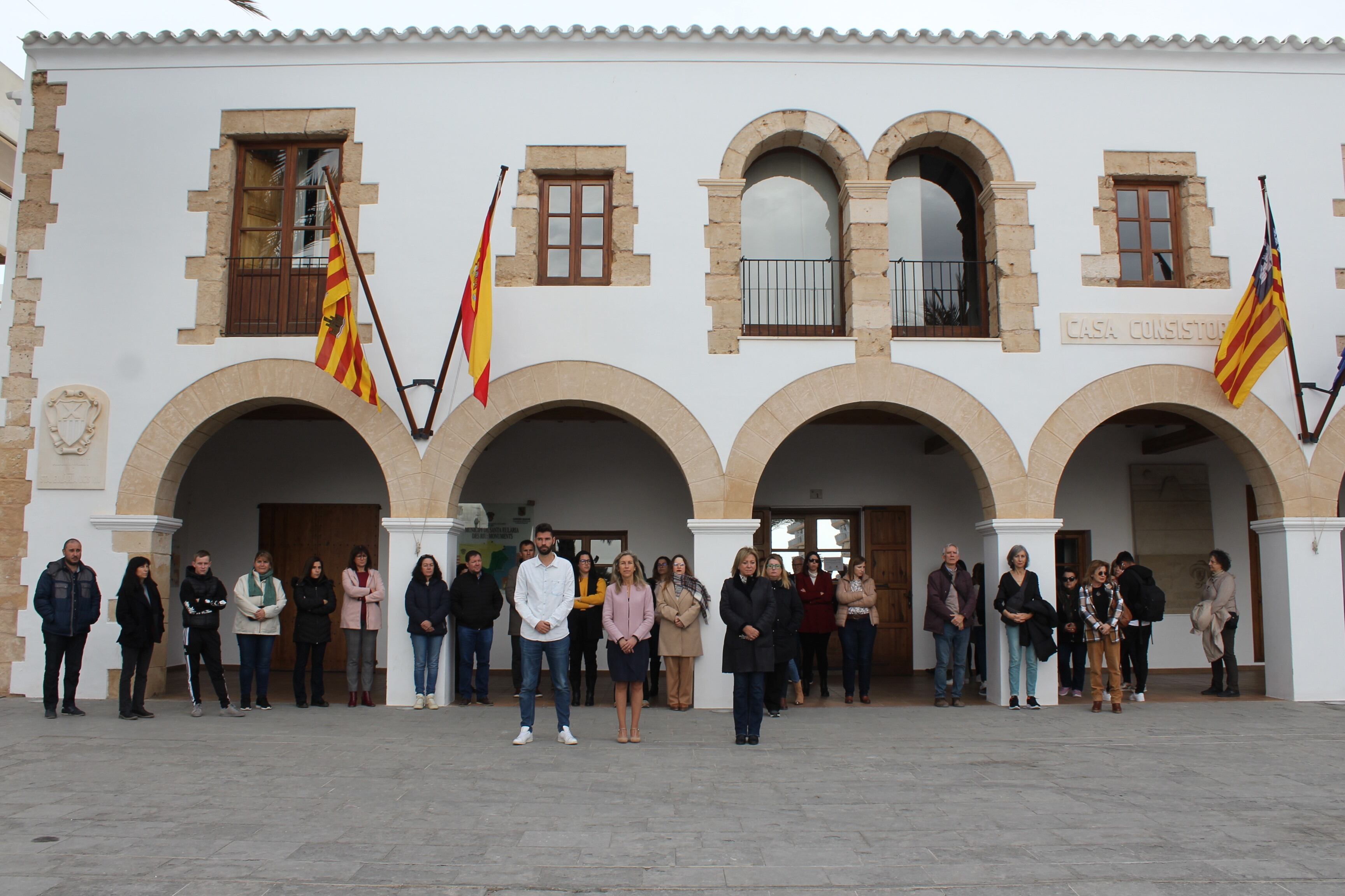 Imagen del minuto de silencio en Santa Eulària