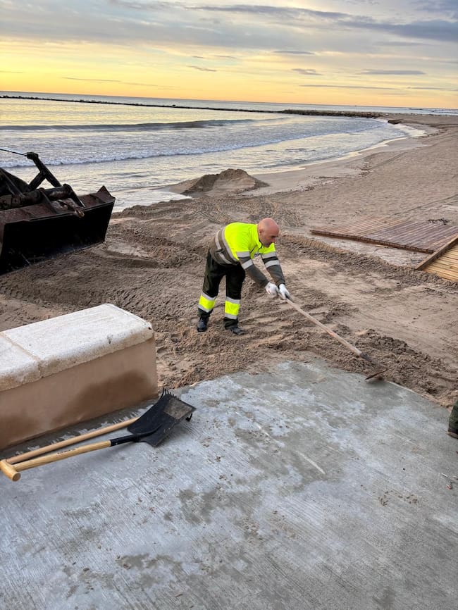 Operarios trabajan en la playa de El Campello tras la lluvia