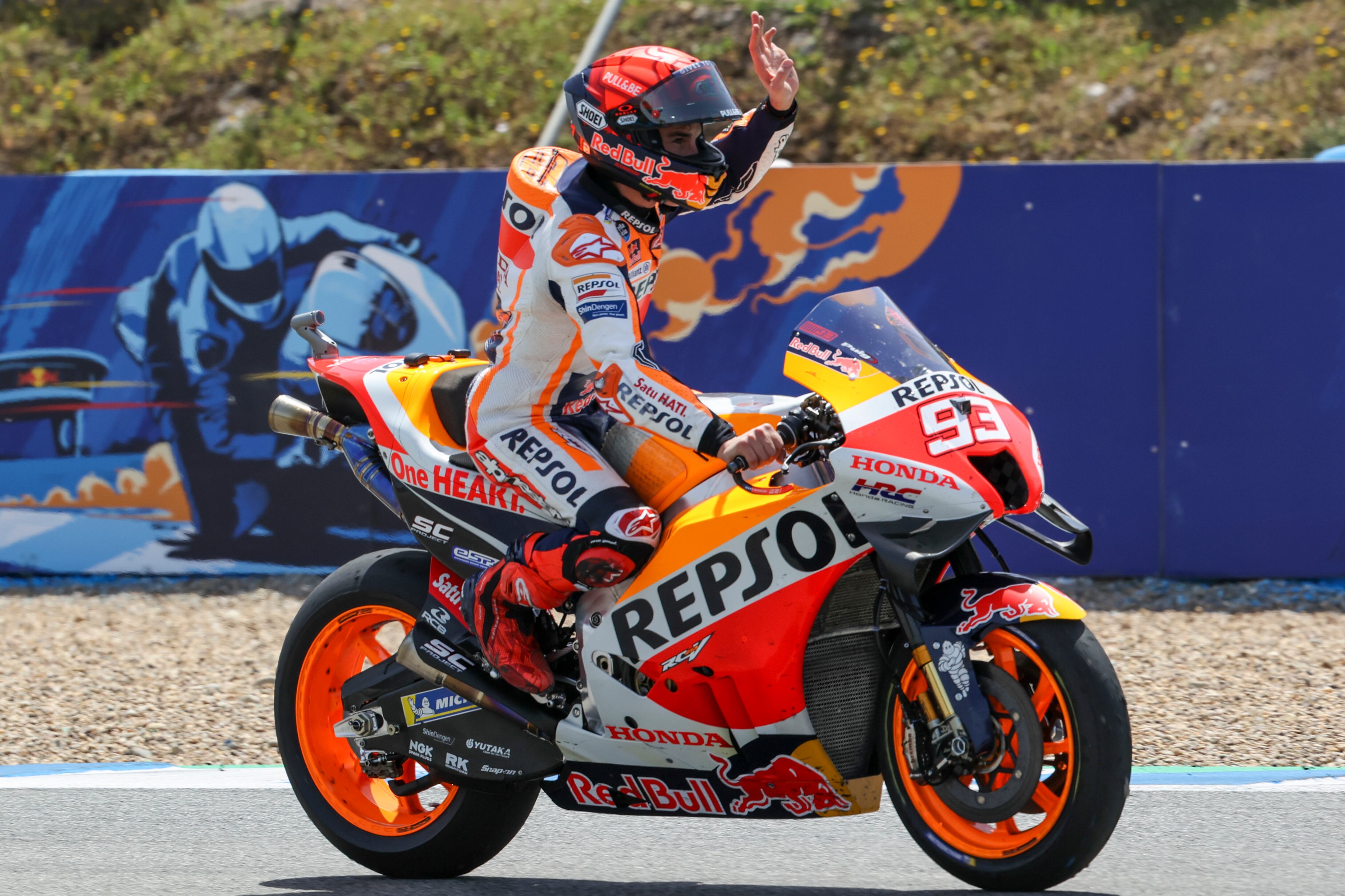 JEREZ (CÁDIZ), 01/05/2022.- El piloto español Marc Márquez saluda al público al término del Gran Premio de España de Motociclismo de MotoGP que se celebra este domingo en el circuito &quot;Ángel Nieto&quot; de Jerez de la Frontera (Cádiz). EFE/Roman Rios
